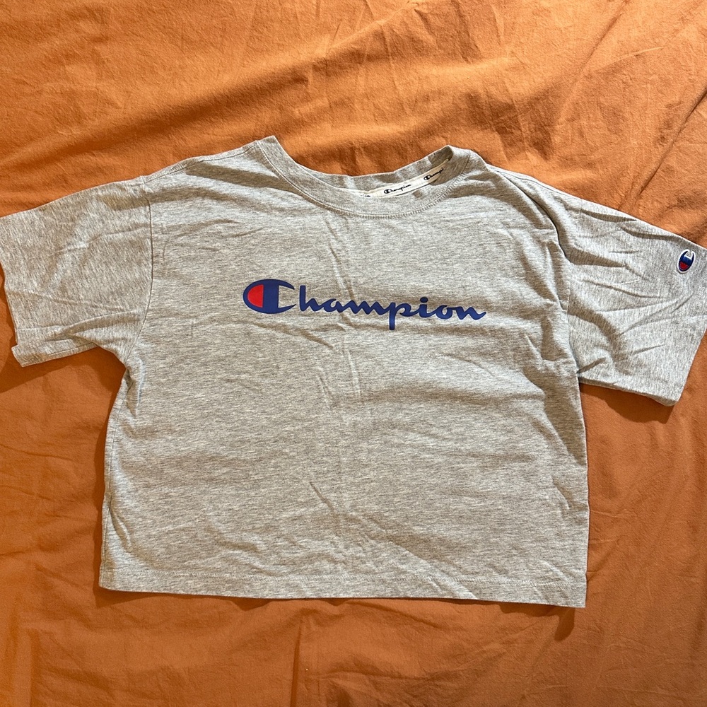 Cropped champion t shirt
